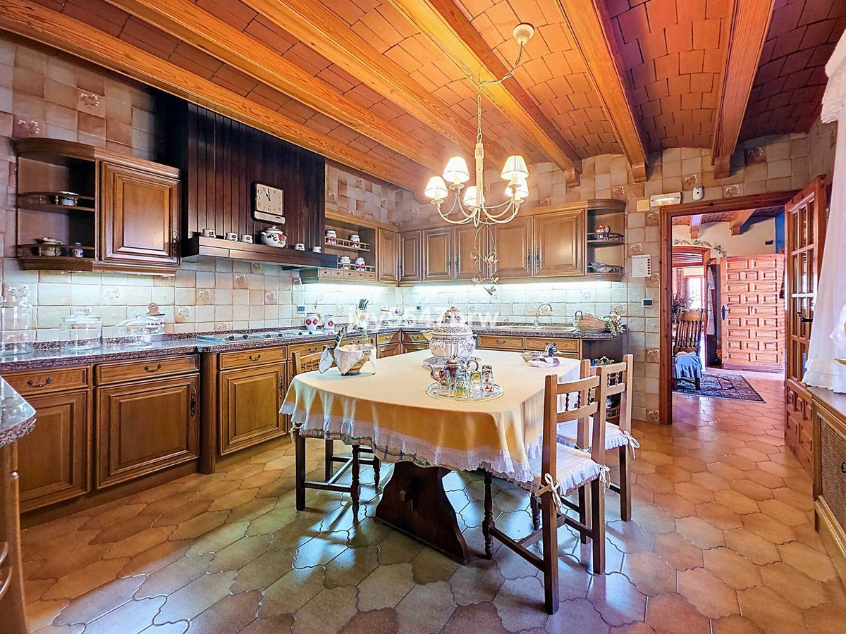 6 Bed Townhouse for sale in Elda Costa Blanca, Alicante, Spain