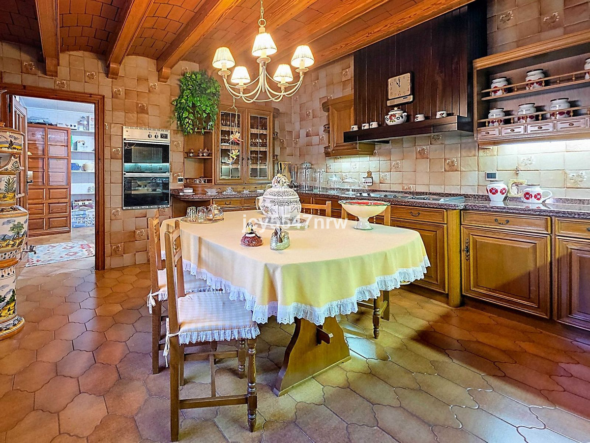 6 Bed Townhouse for sale in Elda Costa Blanca, Alicante, Spain