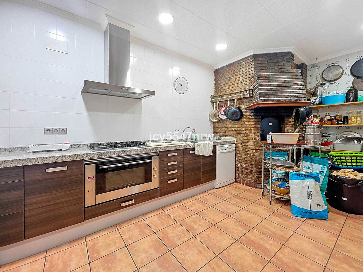 6 Bed Townhouse for sale in Elda Costa Blanca, Alicante, Spain