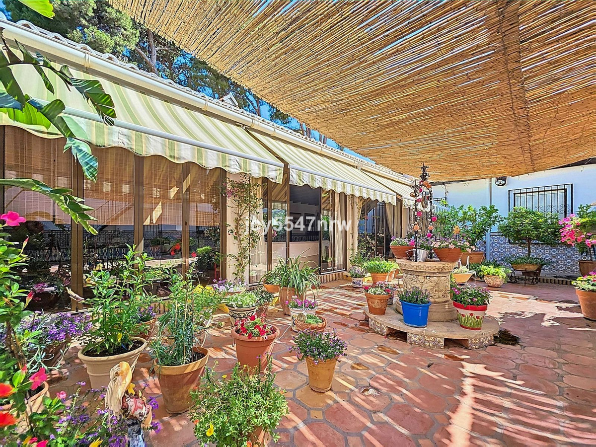 6 Bed Townhouse for sale in Elda Costa Blanca, Alicante, Spain