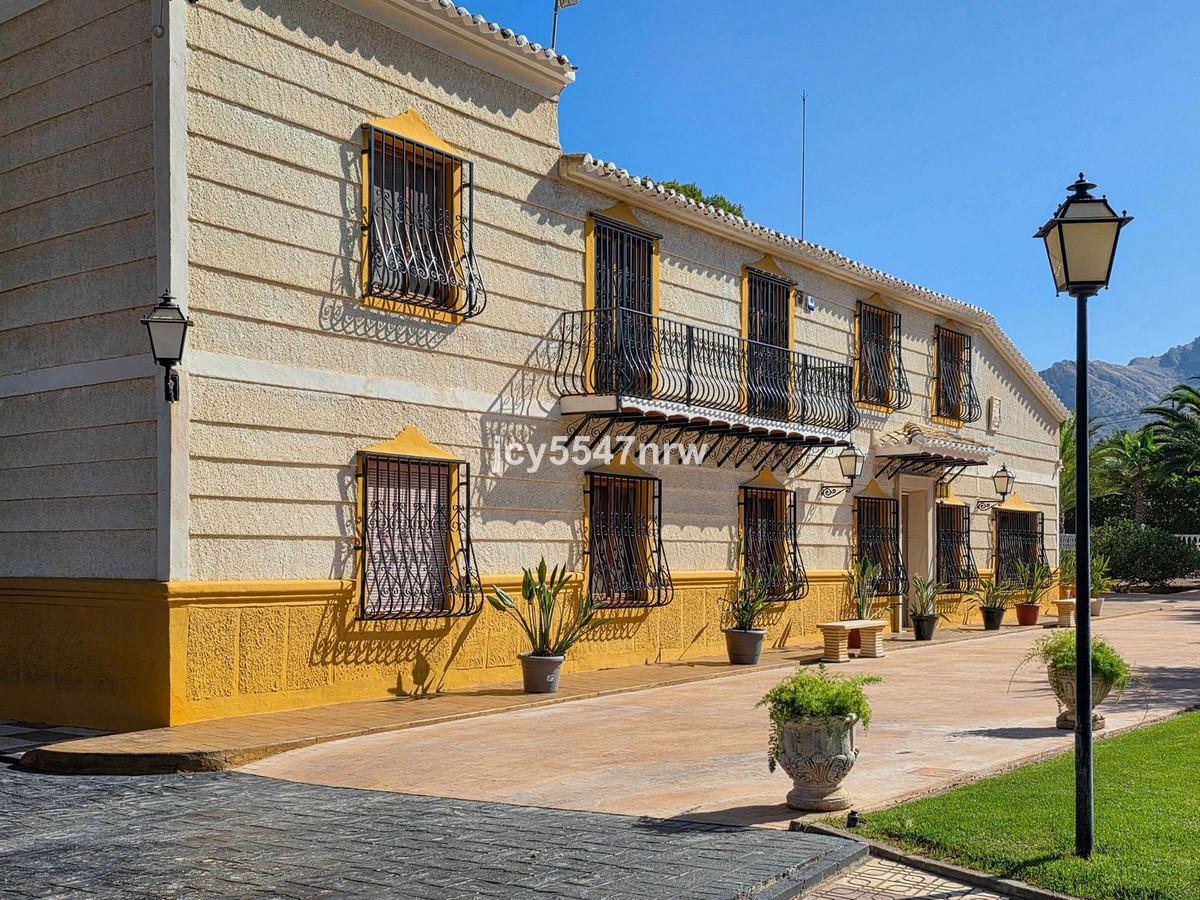 6 Bed Townhouse for sale in Elda Costa Blanca, Alicante, Spain