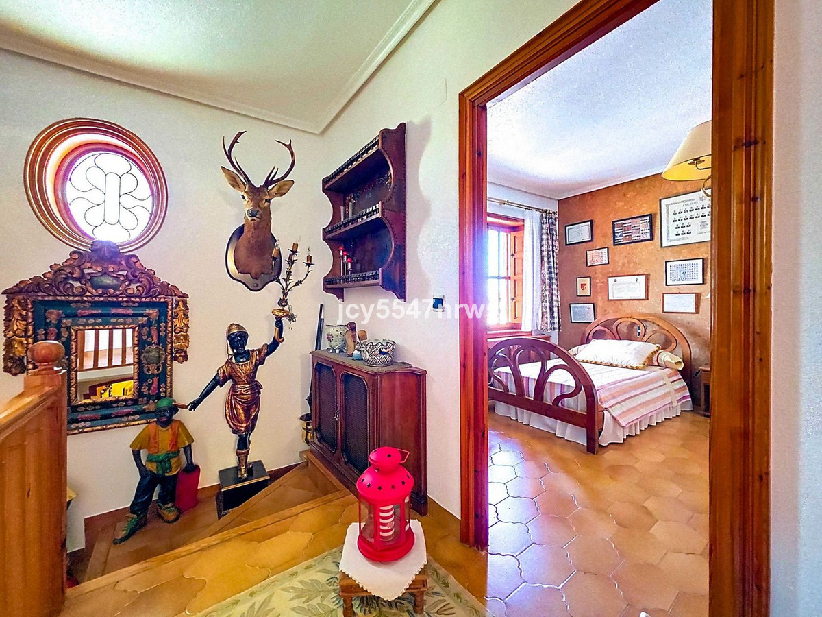 6 Bed Townhouse for sale in Elda Costa Blanca, Alicante, Spain