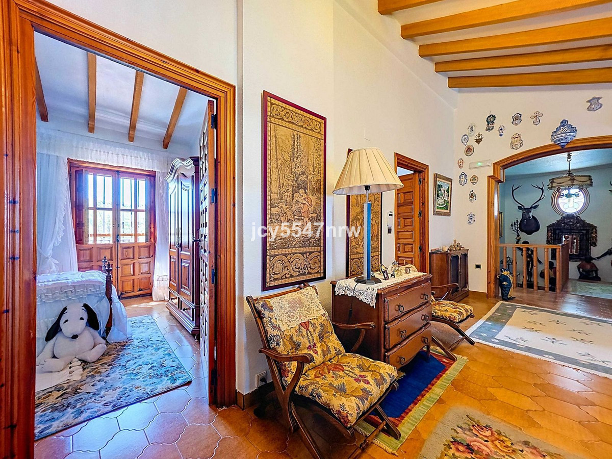 6 Bed Townhouse for sale in Elda Costa Blanca, Alicante, Spain