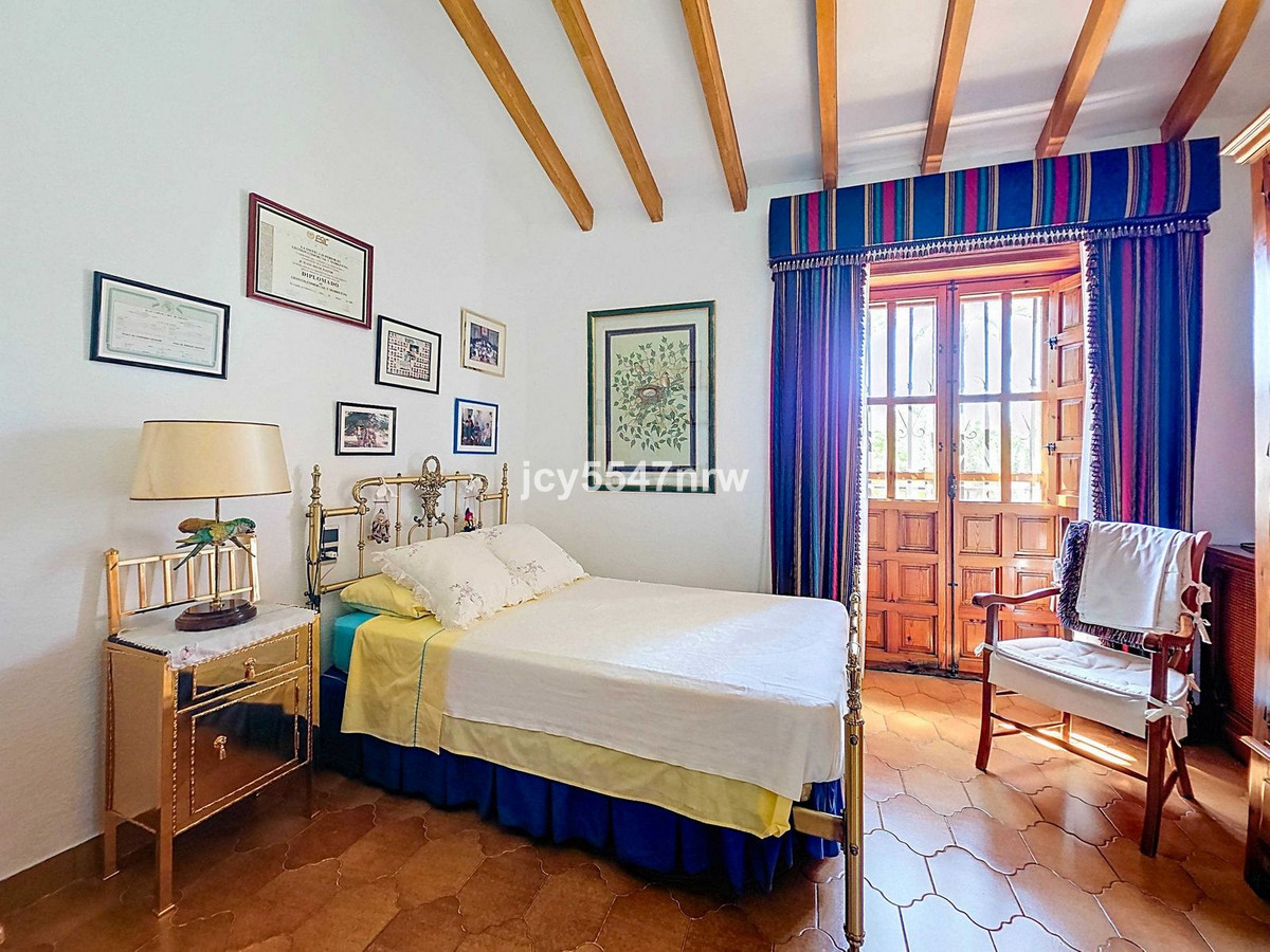 6 Bed Townhouse for sale in Elda Costa Blanca, Alicante, Spain