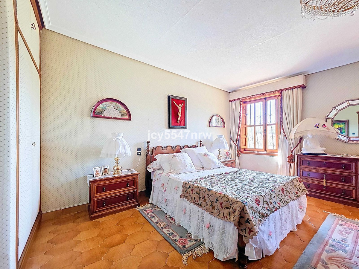 6 Bed Townhouse for sale in Elda Costa Blanca, Alicante, Spain