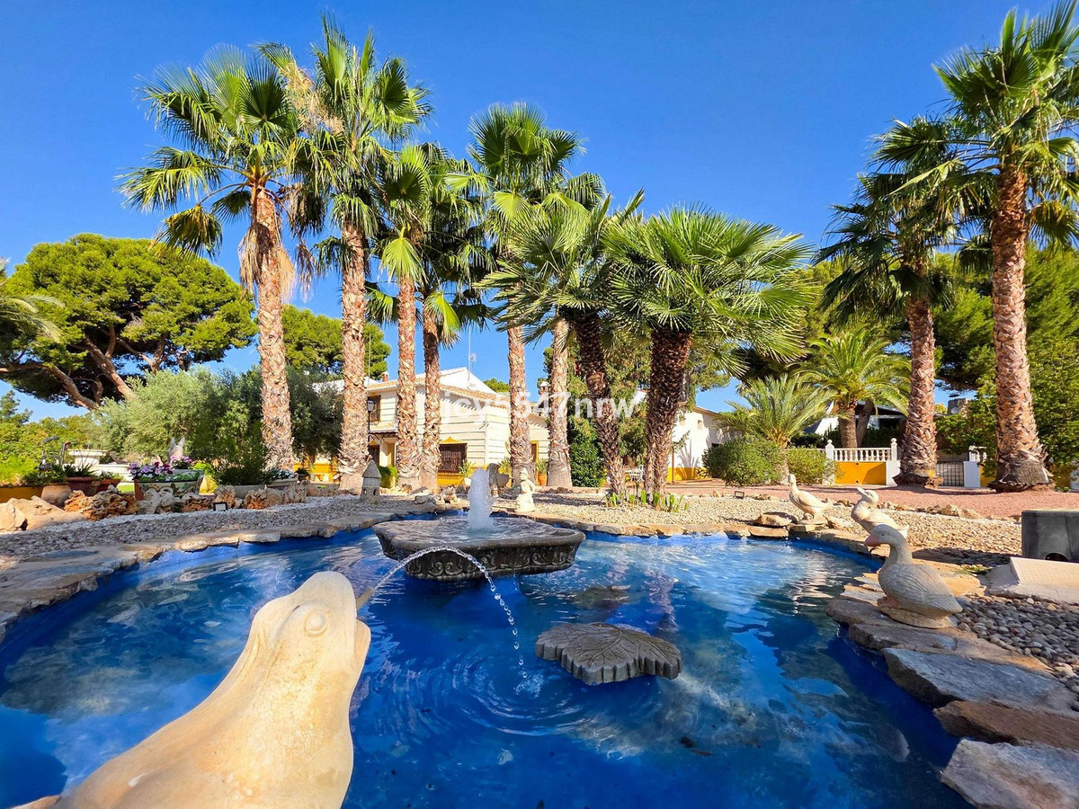 6 Bed Townhouse for sale in Elda Costa Blanca, Alicante, Spain