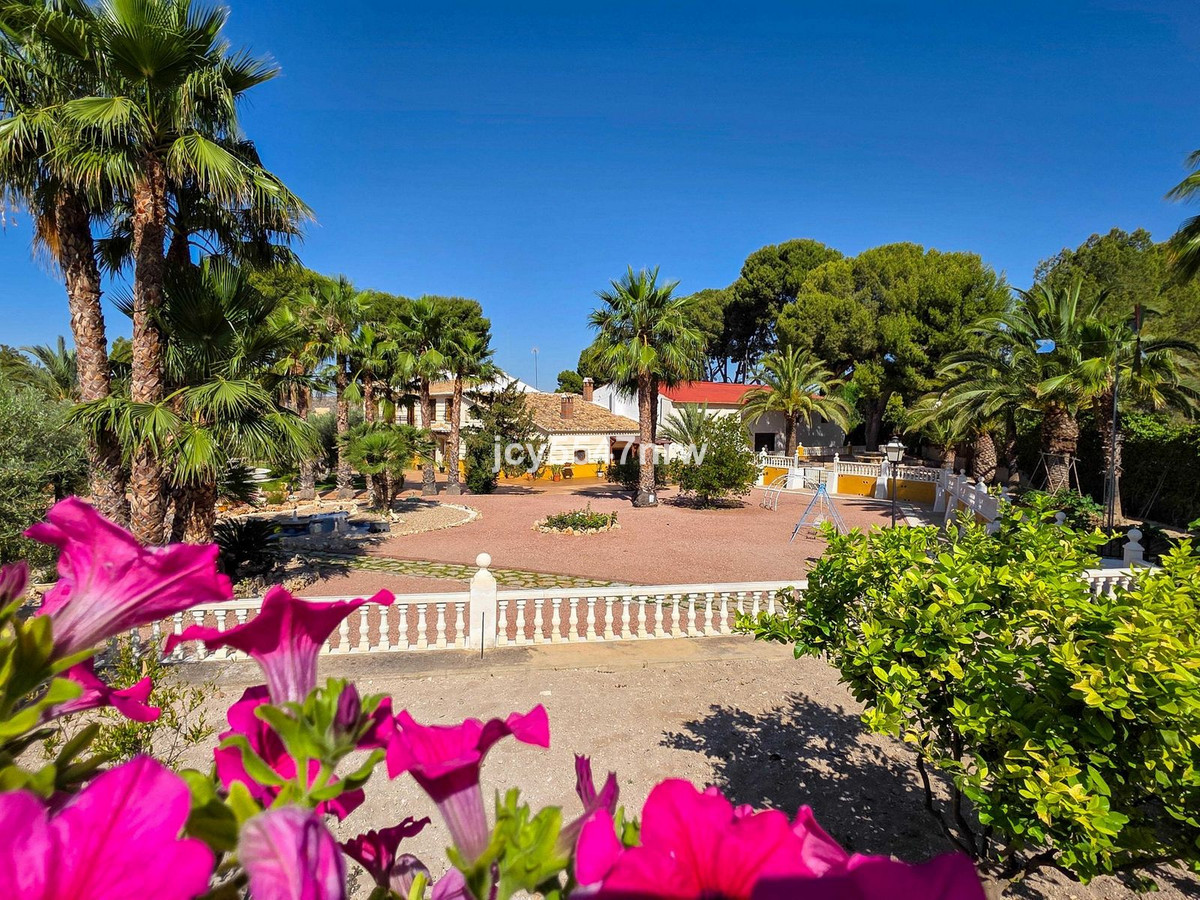 6 Bed Townhouse for sale in Elda Costa Blanca, Alicante, Spain