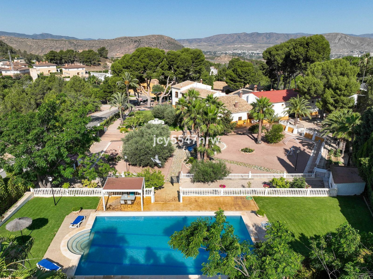 6 Bed Townhouse for sale in Elda Costa Blanca, Alicante, Spain