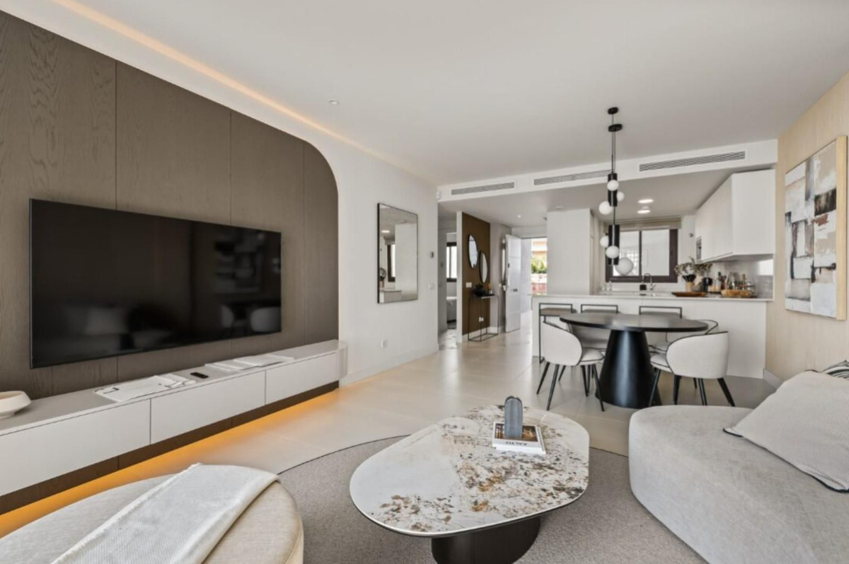 2 Bed Apartment for sale in Fuengirola Costa Del Sol, Málaga, Spain