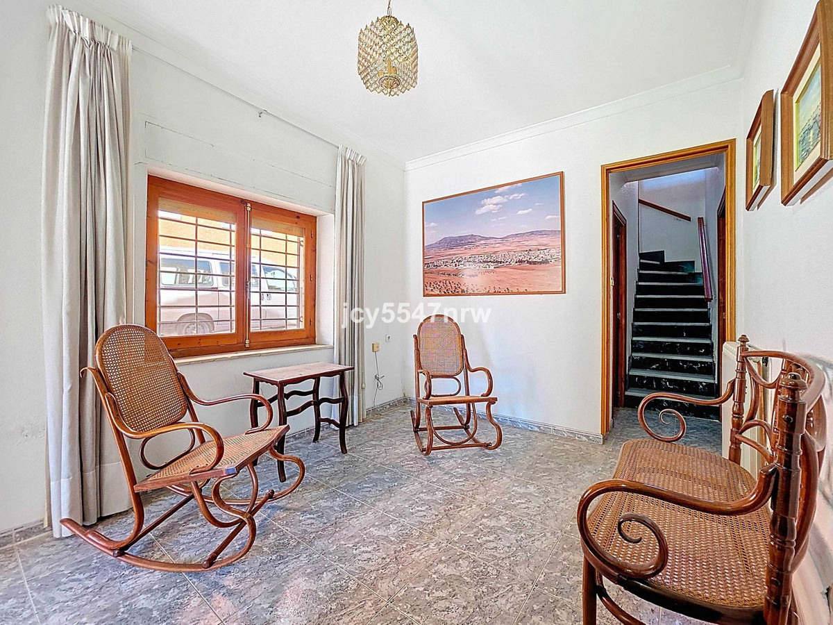 5 Bed Townhouse for sale in Pinoso Costa Blanca, Alicante, Spain
