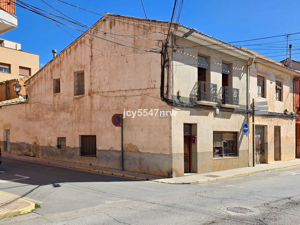 5 Bed Townhouse for sale in Pinoso Costa Blanca, Alicante, Spain
