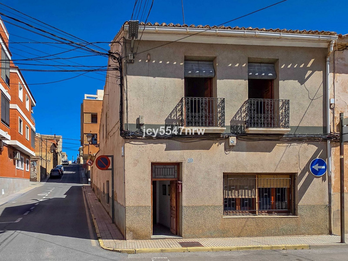 5 Bed Townhouse for sale in Pinoso Costa Blanca, Alicante, Spain