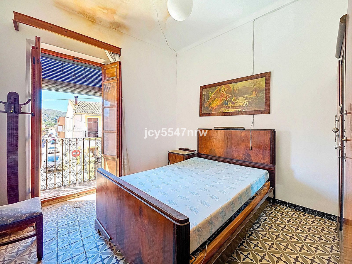 5 Bed Townhouse for sale in Pinoso Costa Blanca, Alicante, Spain