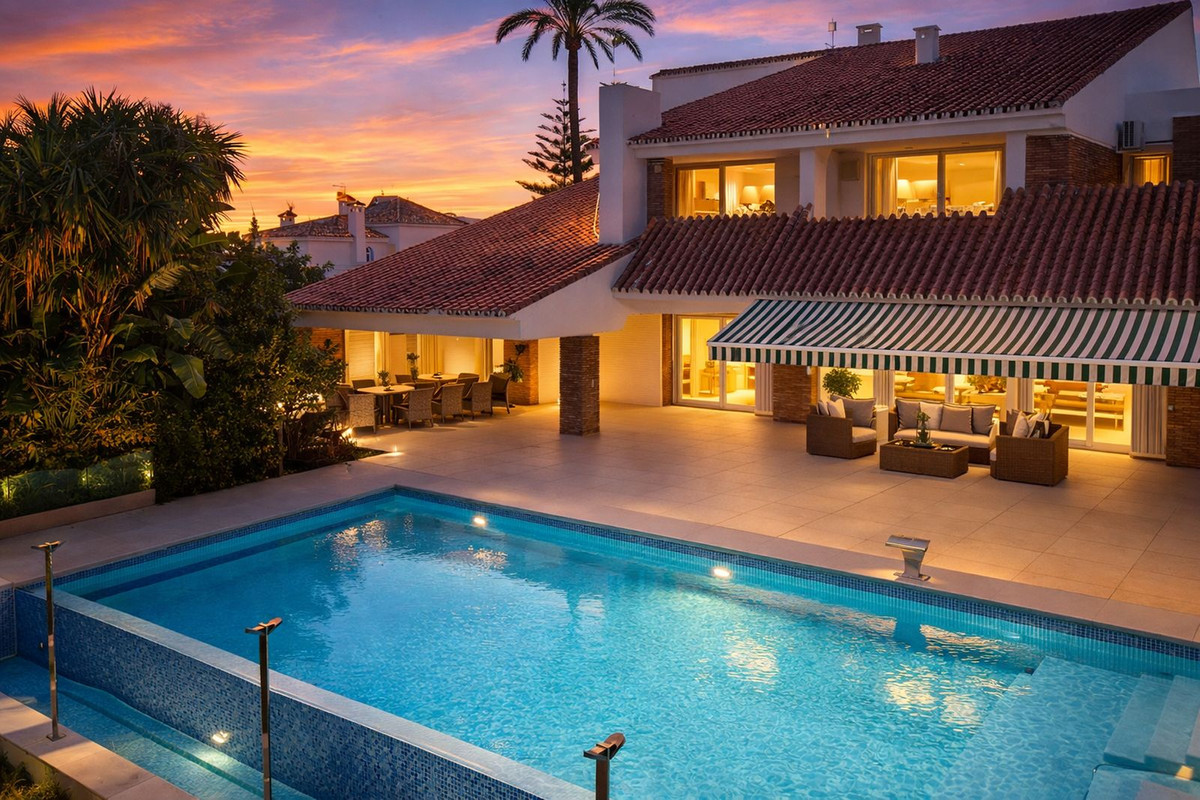 Se vende Villa - Chalet de 7 dormitorios en Costa Del Sol, Málaga, España