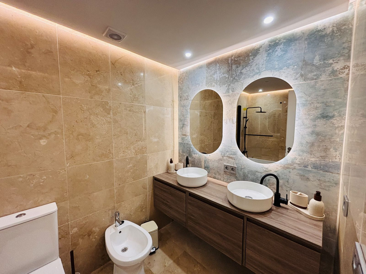 3 Bed Apartment for sale in La Duquesa Costa Del Sol, Málaga, Spain