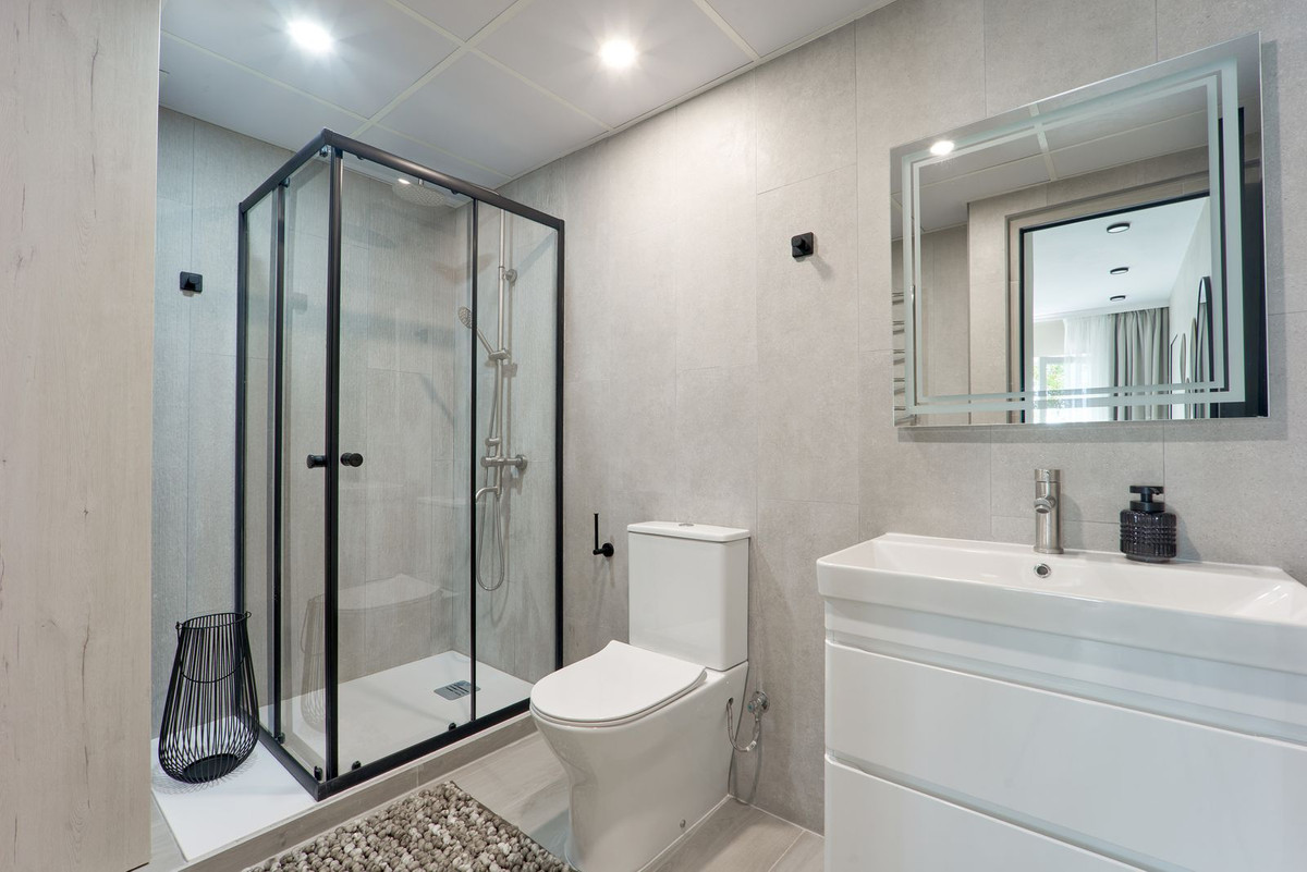 Se vende Apartamento Planta Media de 2 dormitorios en Costa Del Sol, Málaga, España