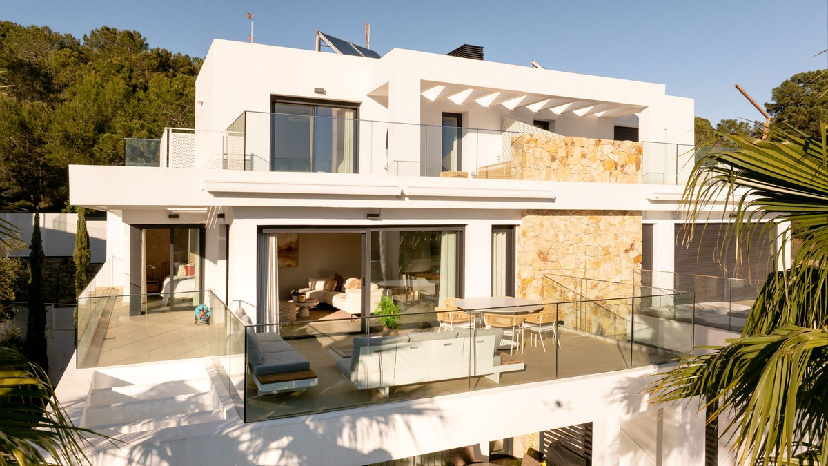 3 Bed Apartment for sale in Selwo Costa Del Sol, Málaga, Spain