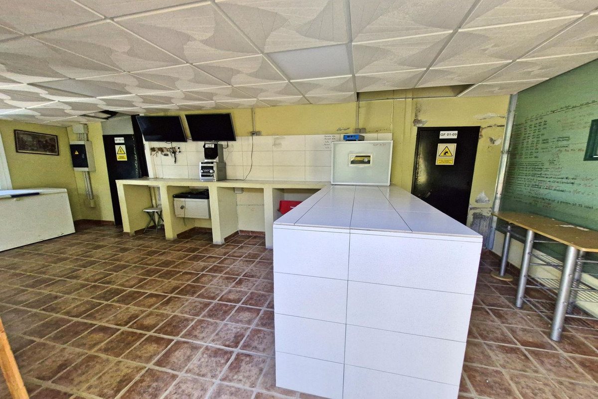 3 Bed Commercial unit for sale in Coín Costa Del Sol, Málaga, Spain