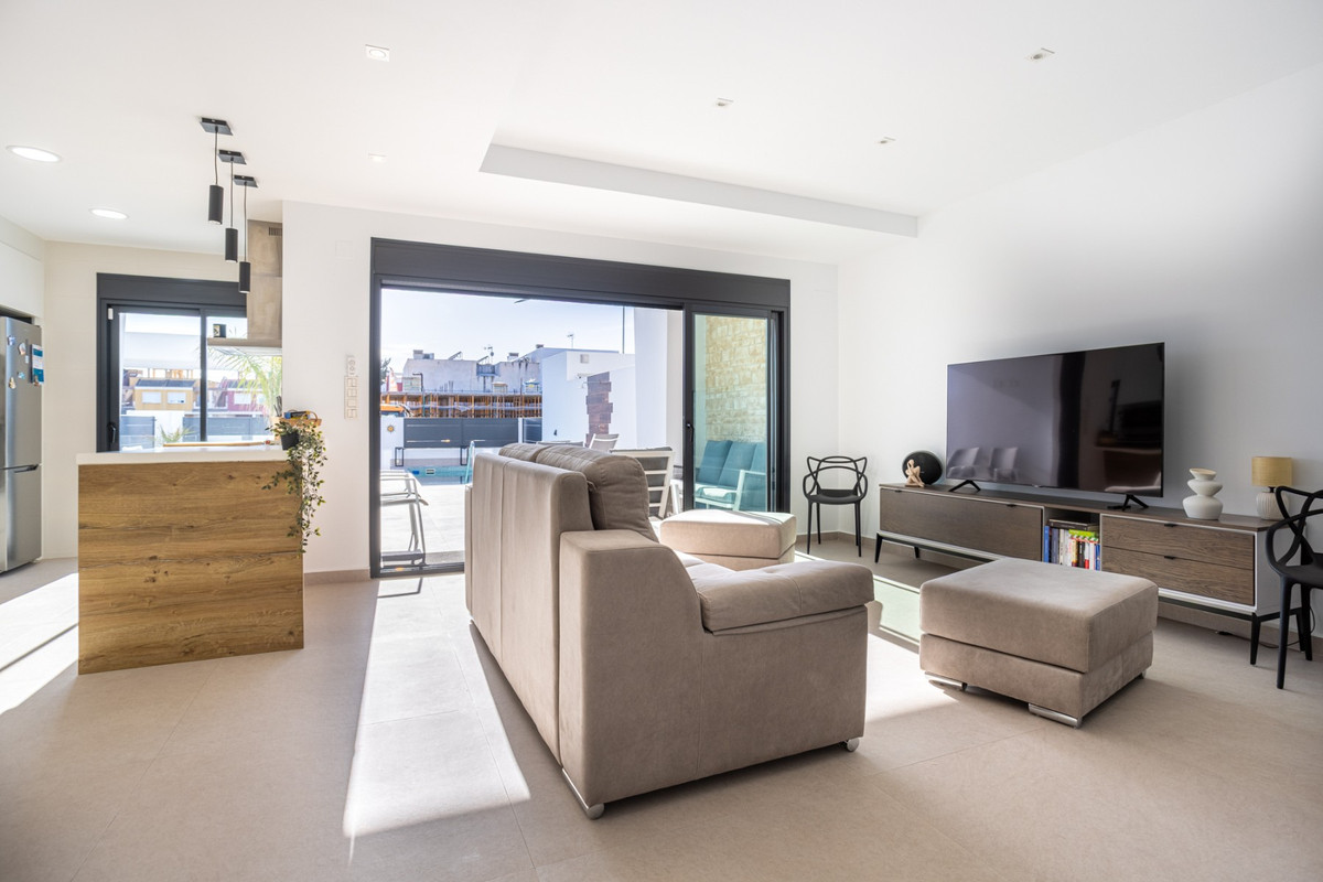 Se vende Villa - Chalet de 4 dormitorios en Costa Blanca, Alicante, España