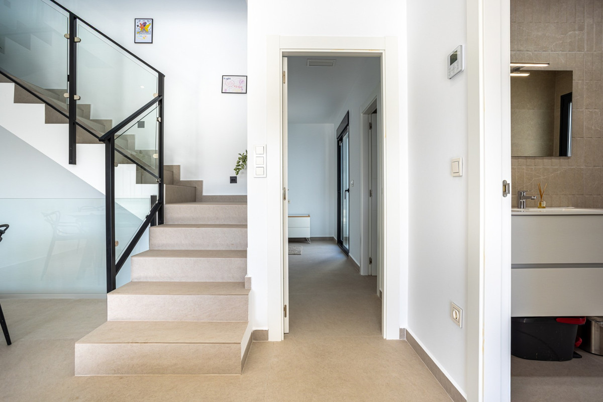 Se vende Villa - Chalet de 4 dormitorios en Costa Blanca, Alicante, España