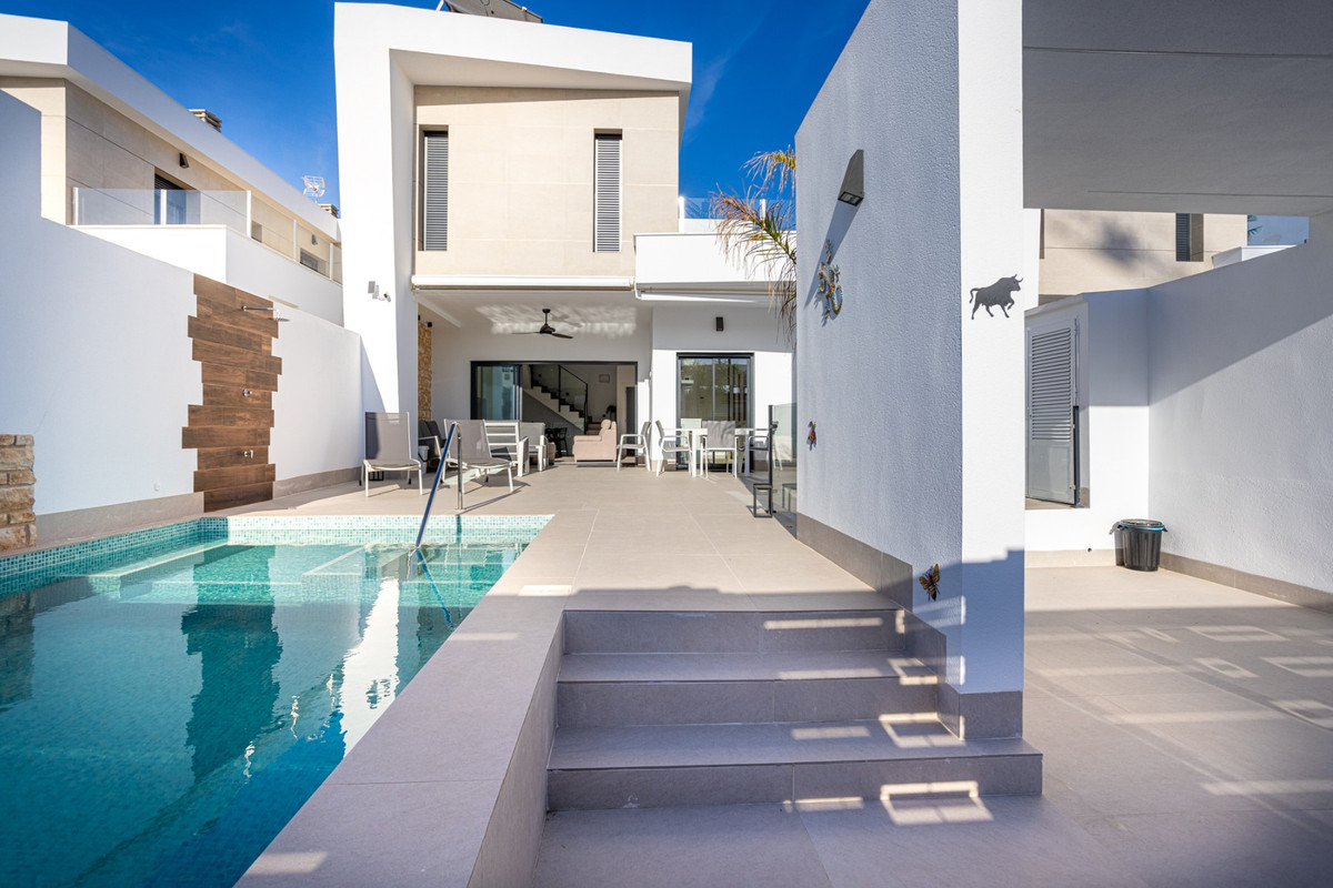 Se vende Villa - Chalet de 4 dormitorios en Costa Blanca, Alicante, España