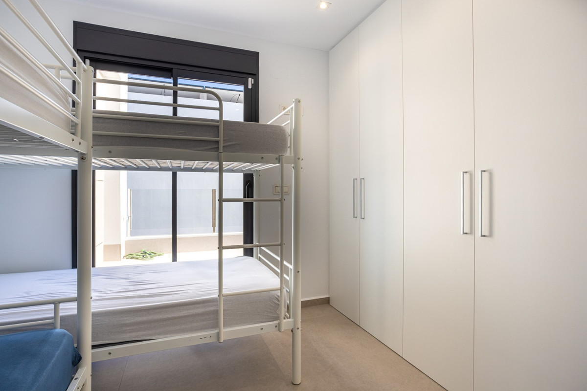 Se vende Villa - Chalet de 4 dormitorios en Costa Blanca, Alicante, España