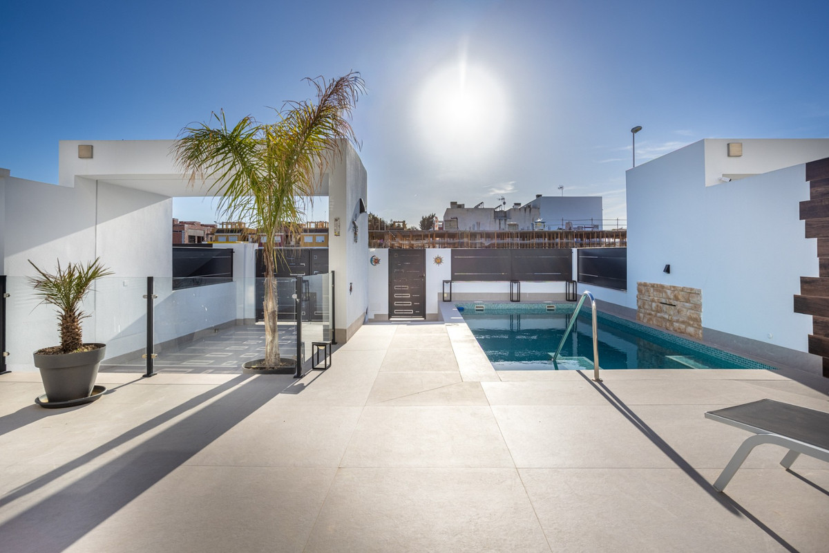 Se vende Villa - Chalet de 4 dormitorios en Costa Blanca, Alicante, España
