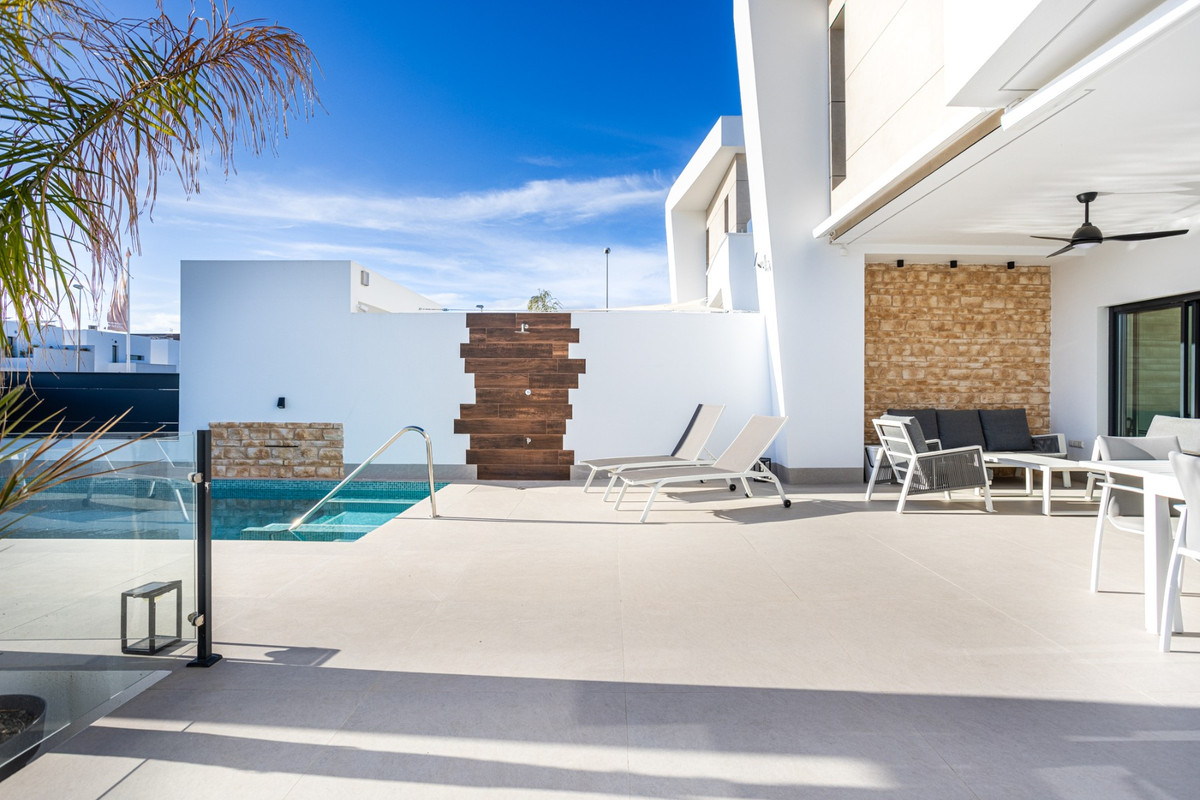 Se vende Villa - Chalet de 4 dormitorios en Costa Blanca, Alicante, España