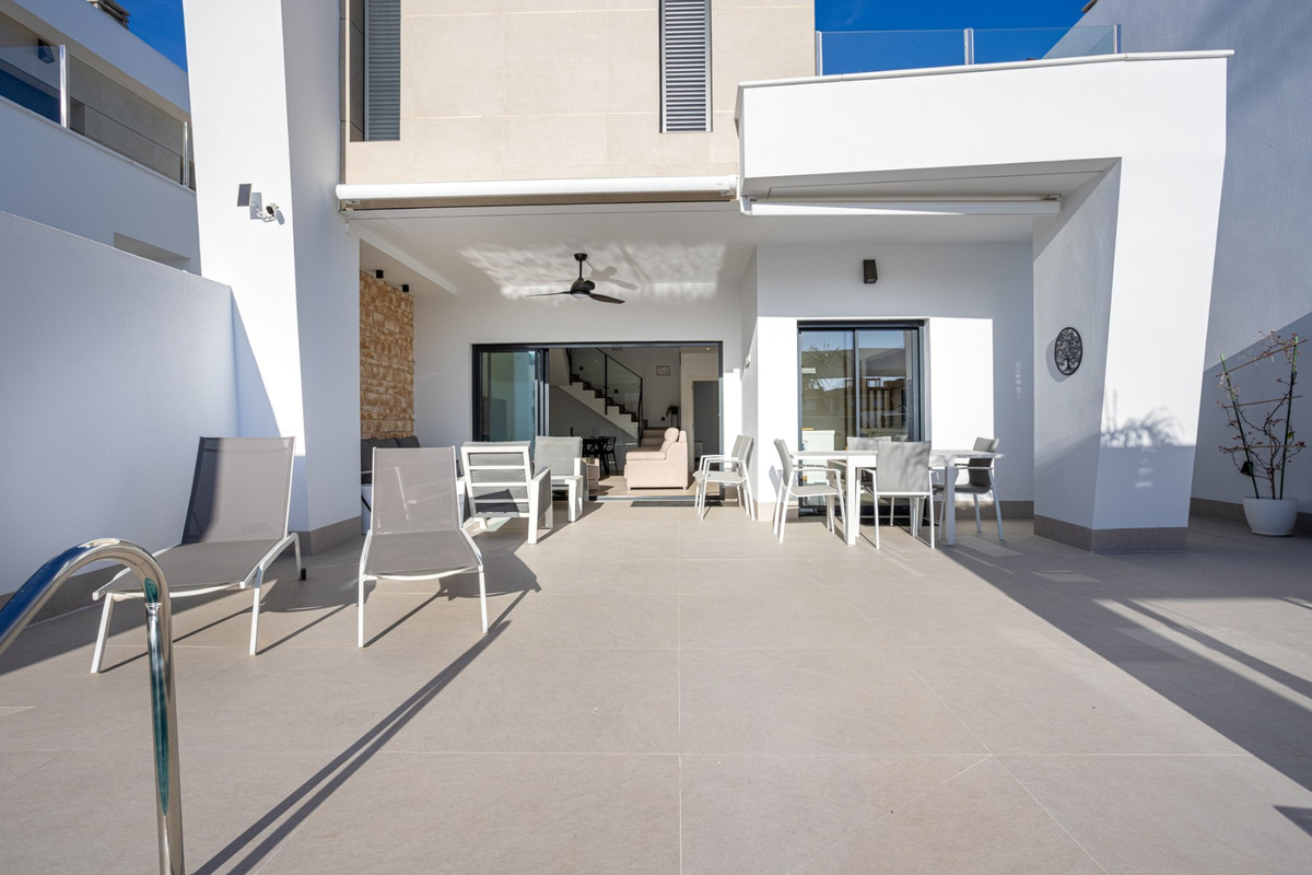 Se vende Villa - Chalet de 4 dormitorios en Costa Blanca, Alicante, España