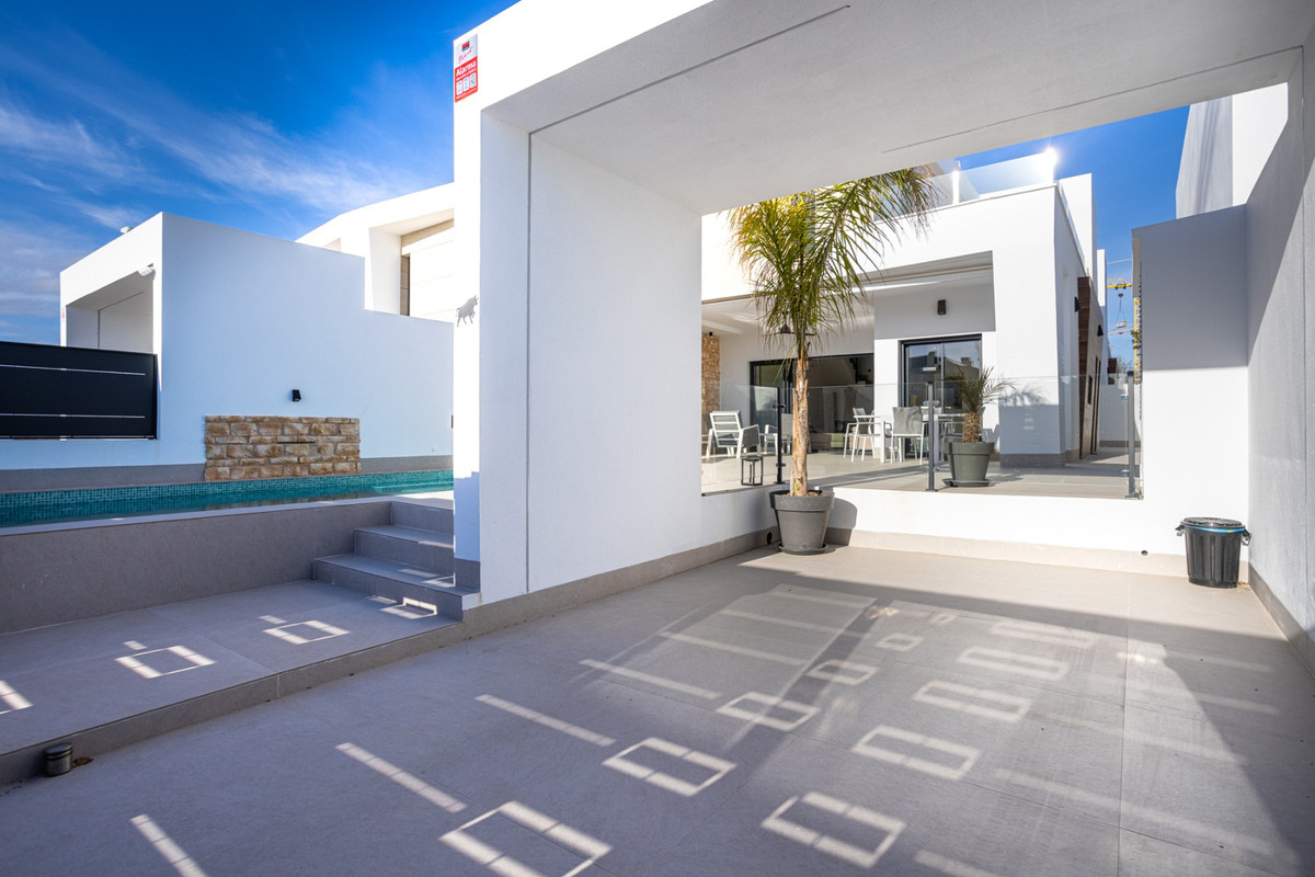 Se vende Villa - Chalet de 4 dormitorios en Costa Blanca, Alicante, España