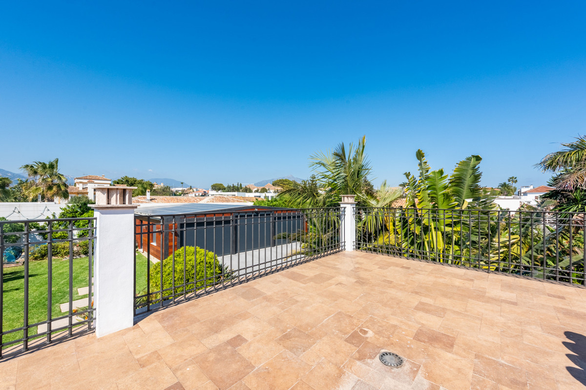 Se vende Villa - Chalet de 4 dormitorios en Costa Del Sol, Málaga, España
