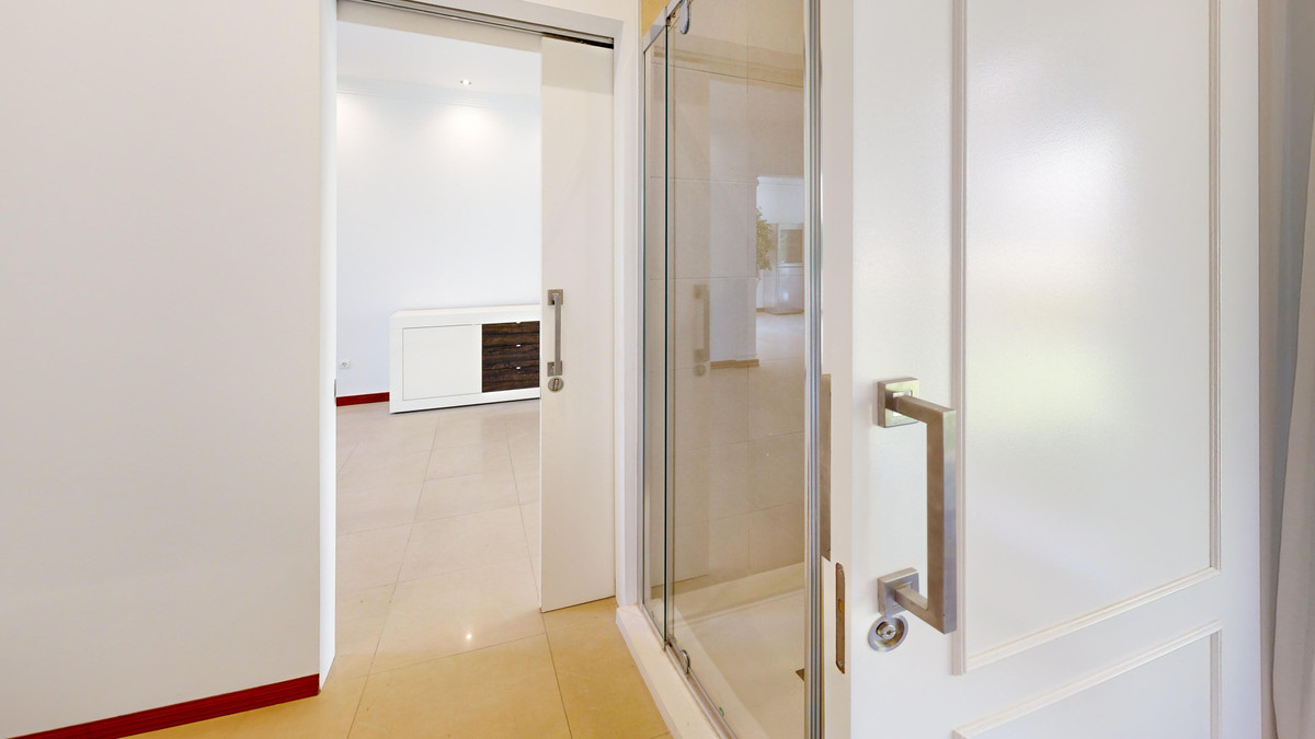 Se vende Villa - Chalet de 6 dormitorios en Costa Del Sol, Cadiz, España