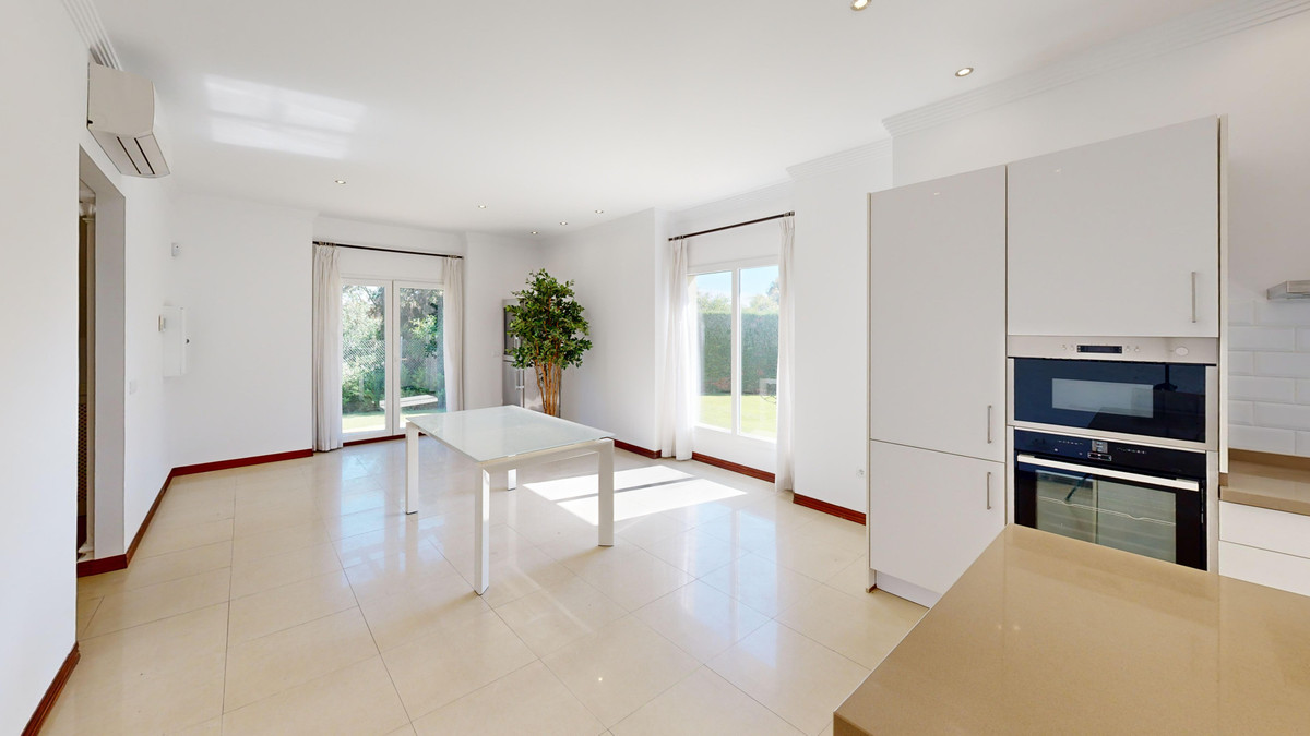 Se vende Villa - Chalet de 6 dormitorios en Costa Del Sol, Cadiz, España