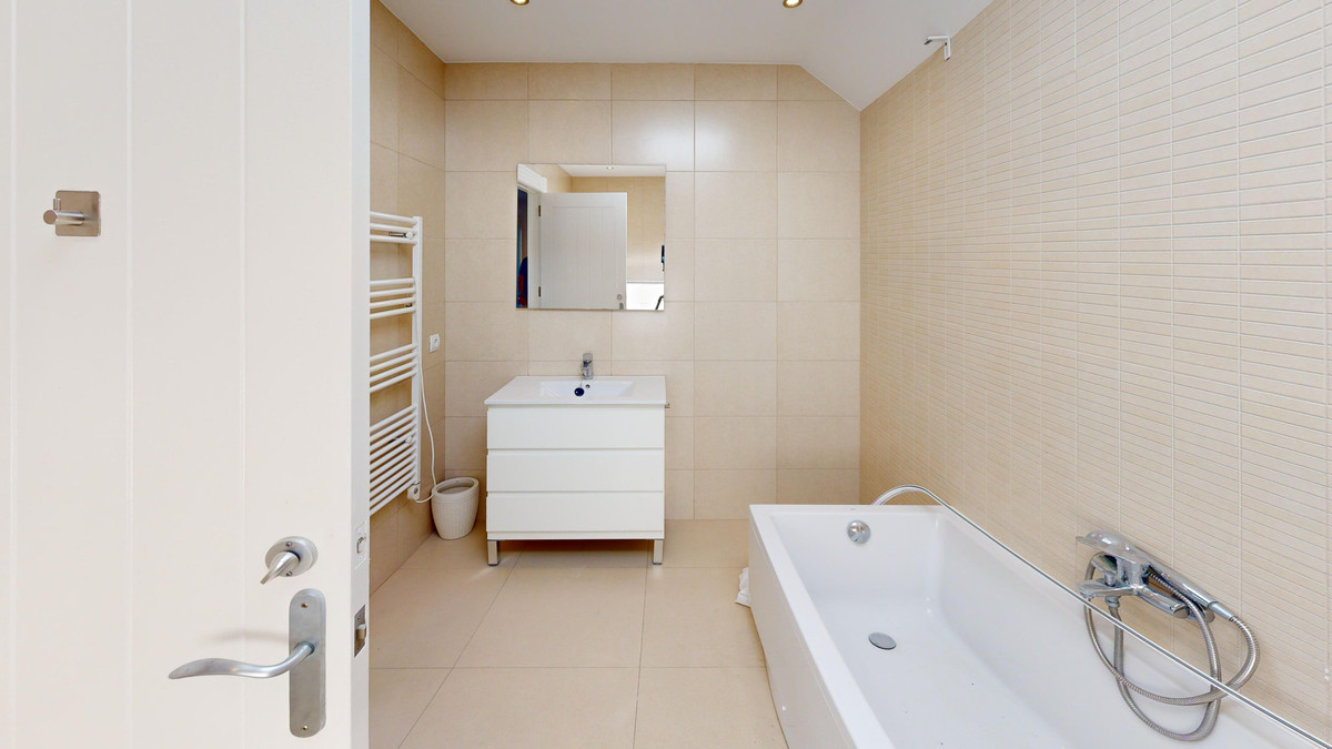 Se vende Villa - Chalet de 6 dormitorios en Costa Del Sol, Cadiz, España