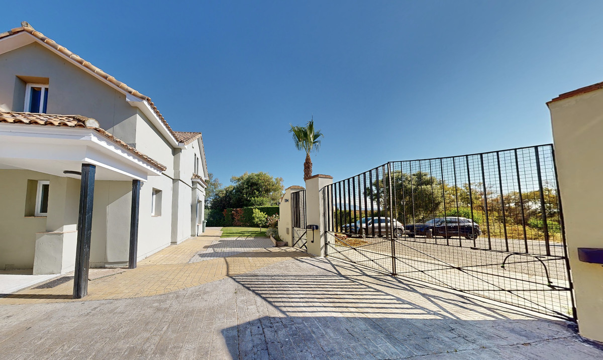 Se vende Villa - Chalet de 6 dormitorios en Costa Del Sol, Cadiz, España