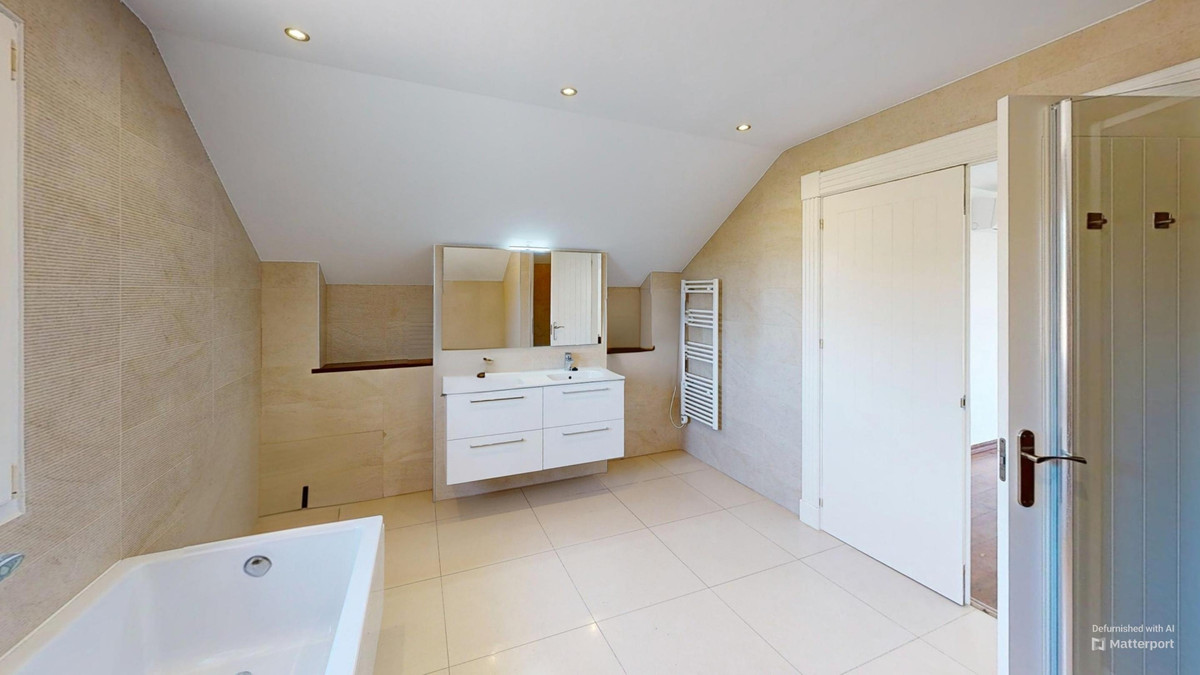 Se vende Villa - Chalet de 6 dormitorios en Costa Del Sol, Cadiz, España