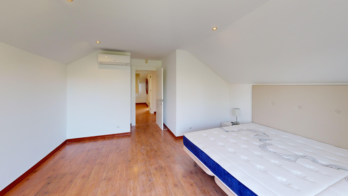 Se vende Villa - Chalet de 6 dormitorios en Costa Del Sol, Cadiz, España