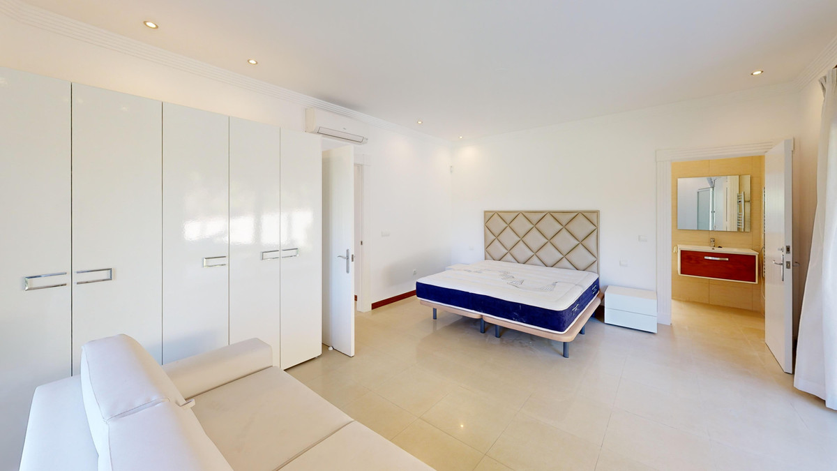 Se vende Villa - Chalet de 6 dormitorios en Costa Del Sol, Cadiz, España