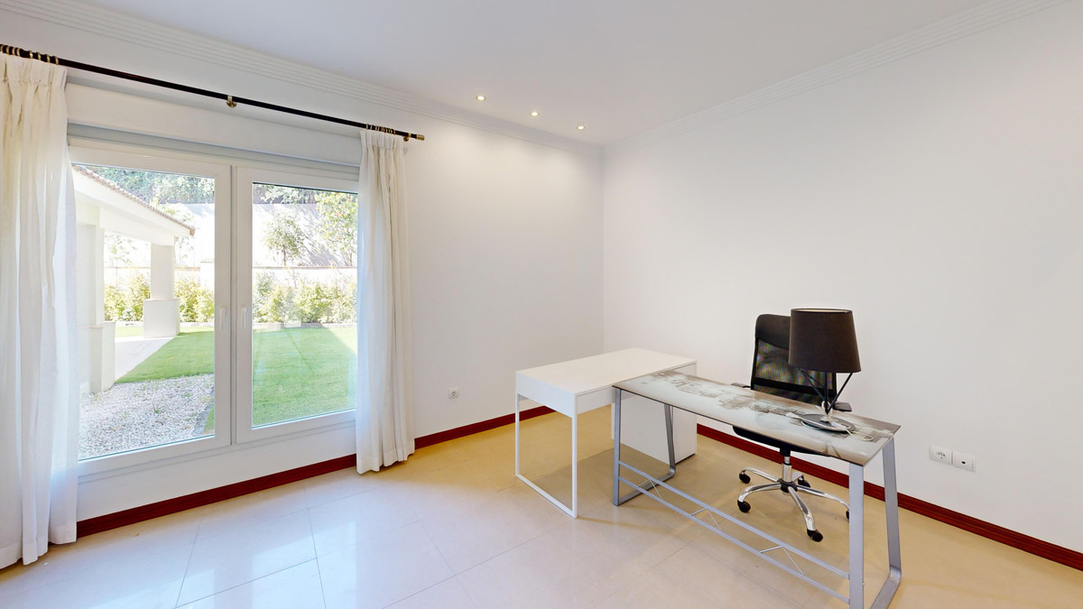 Se vende Villa - Chalet de 6 dormitorios en Costa Del Sol, Cadiz, España