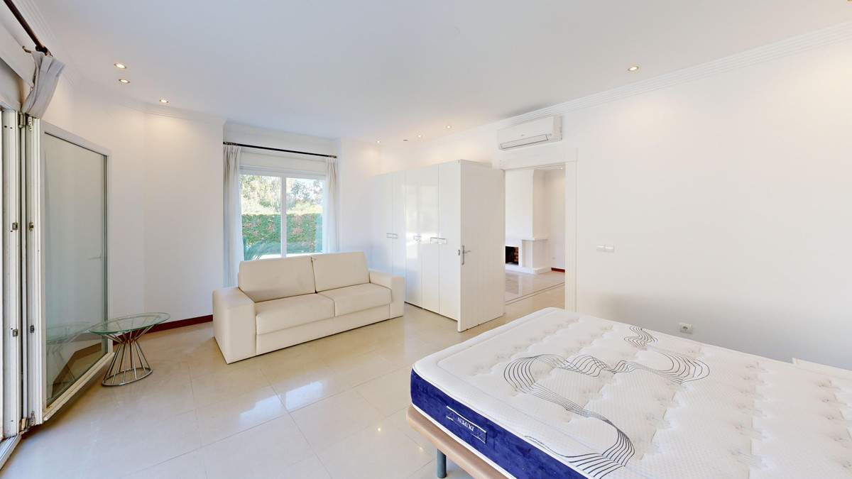 Se vende Villa - Chalet de 6 dormitorios en Costa Del Sol, Cadiz, España