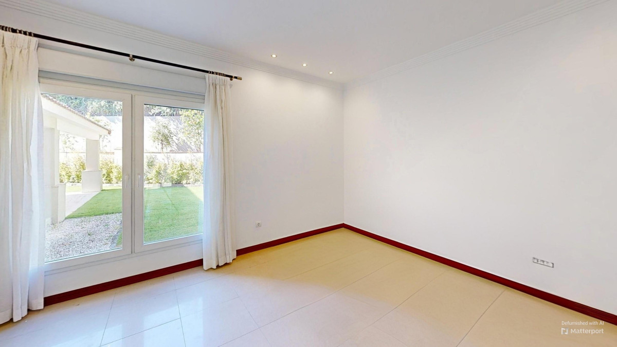 Se vende Villa - Chalet de 6 dormitorios en Costa Del Sol, Cadiz, España