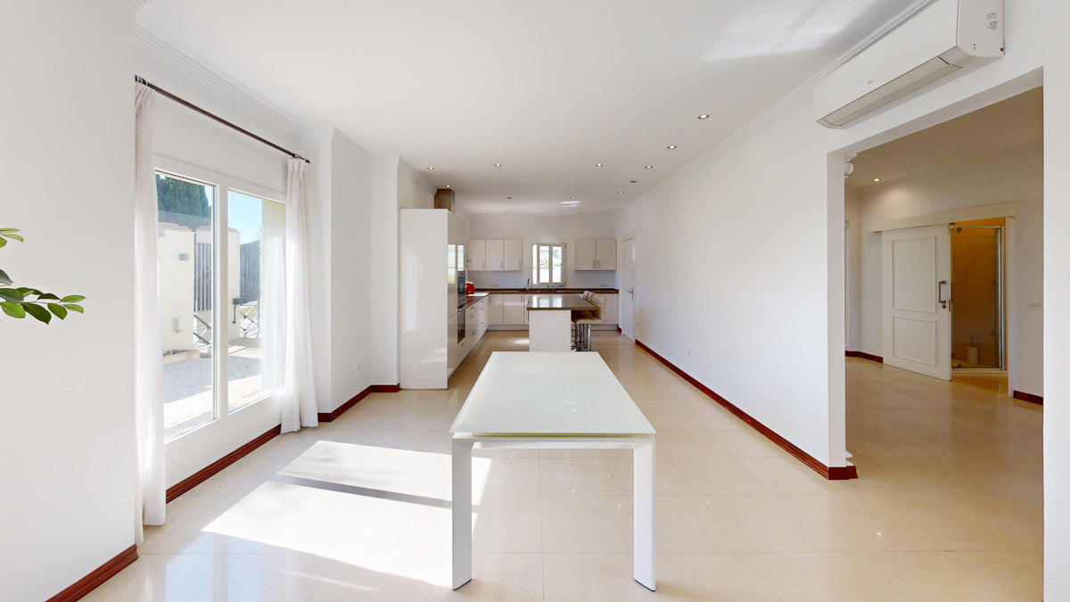 Se vende Villa - Chalet de 6 dormitorios en Costa Del Sol, Cadiz, España