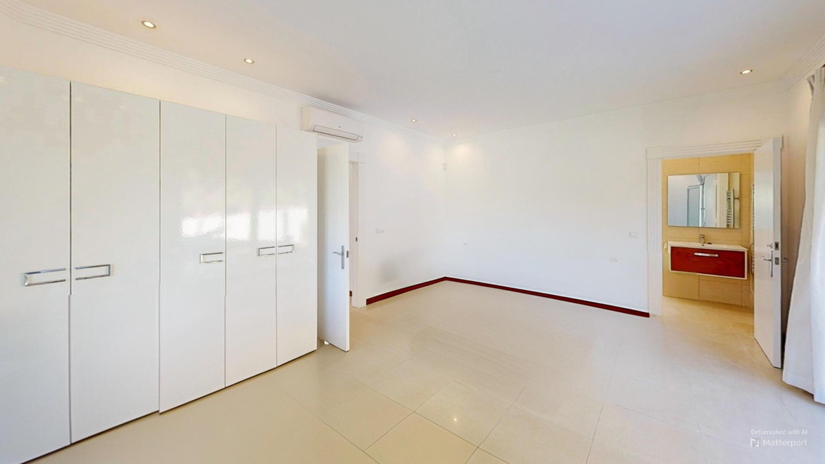 Se vende Villa - Chalet de 6 dormitorios en Costa Del Sol, Cadiz, España