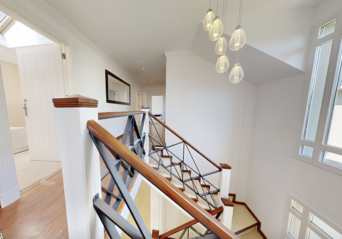 Se vende Villa - Chalet de 6 dormitorios en Costa Del Sol, Cadiz, España