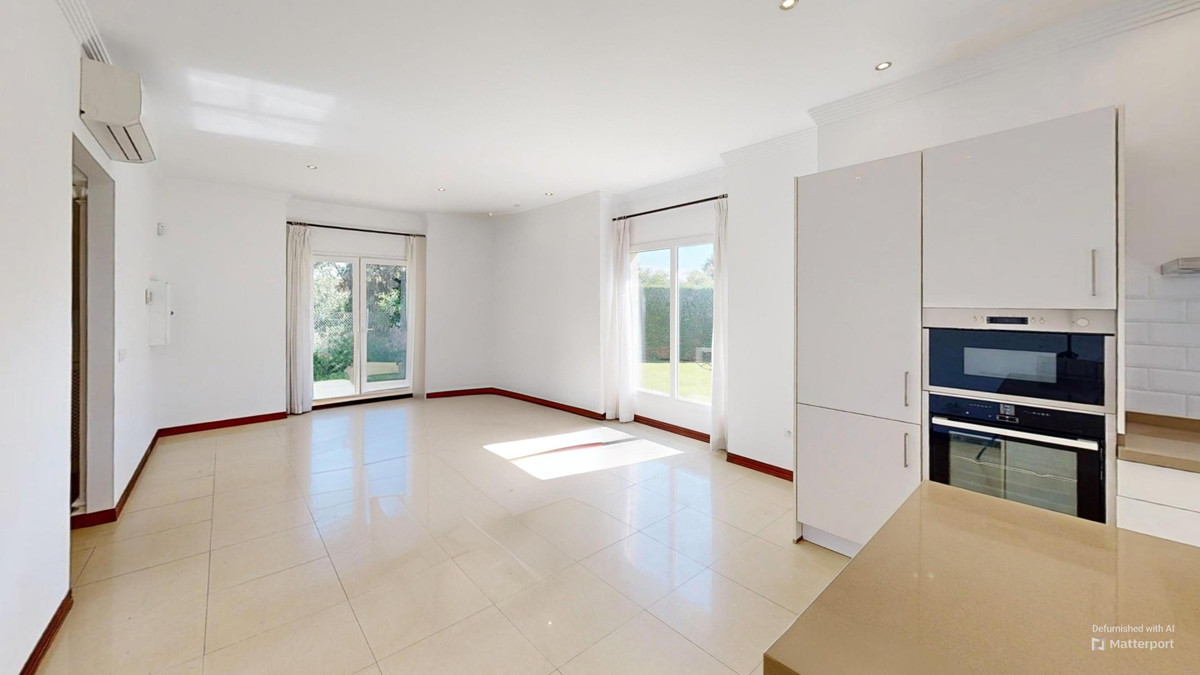 Se vende Villa - Chalet de 6 dormitorios en Costa Del Sol, Cadiz, España
