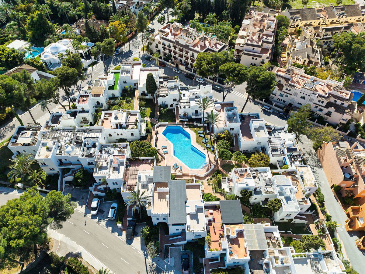 3 Bed Apartment for sale in Nueva Andalucía Costa Del Sol, Málaga, Spain