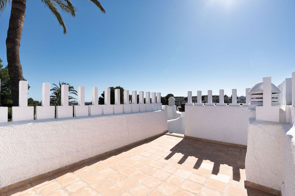 3 Bed Apartment for sale in Nueva Andalucía Costa Del Sol, Málaga, Spain