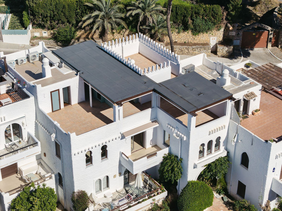 3 Bed Apartment for sale in Nueva Andalucía Costa Del Sol, Málaga, Spain