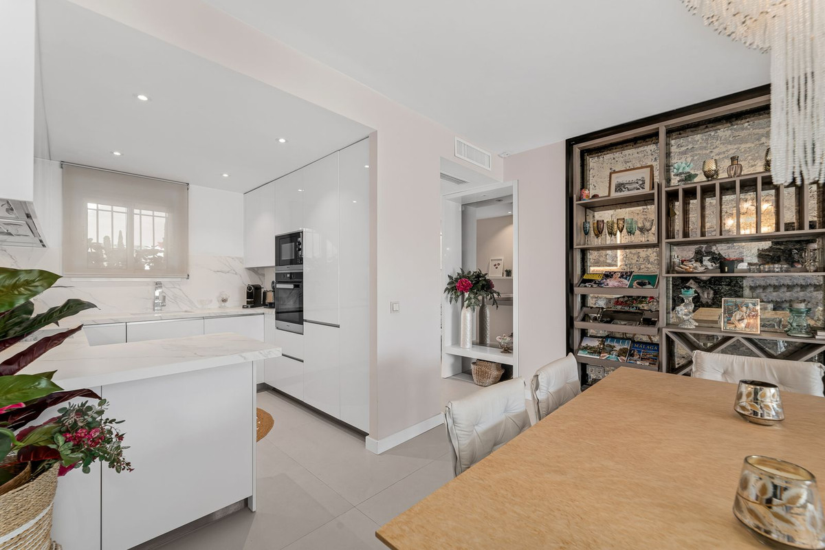 3 Bed Apartment for sale in The Golden Mile Costa Del Sol, Málaga, Spain
