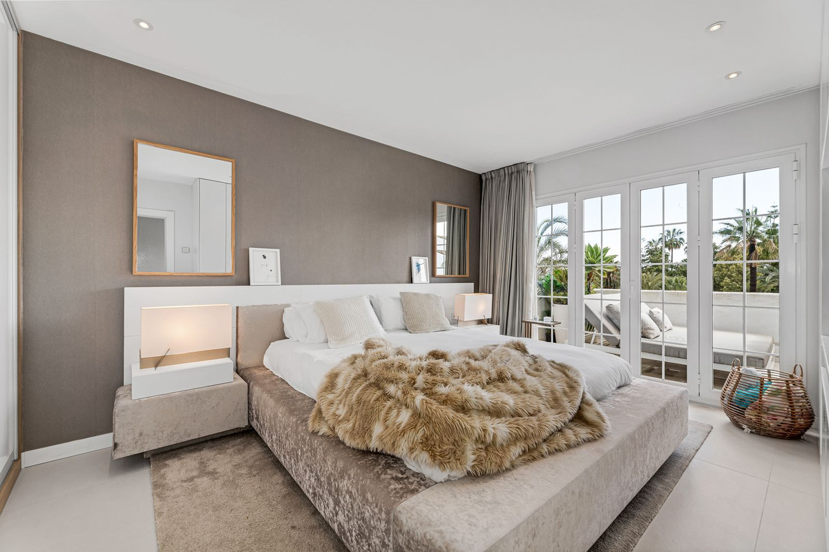 3 Bed Apartment for sale in The Golden Mile Costa Del Sol, Málaga, Spain
